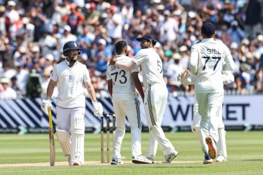 Hindistan 'dan Muhammed Siraj, Ben Duckett' in 3. Rothesay Test Maçı 'nda Hindistan' dan Jasprit Bumrah tarafından yakalanmasını kutluyor. 4.