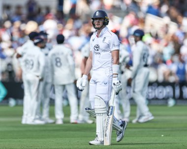 İngiltere 'den Jamie Smith, Hindistan' dan Washington Sundar 'ın kovulmasının ardından İngiltere' den Jamie Smith 'in 3. Rothesay Test Maçı' nda takım arkadaşlarıyla birlikte Lords, Londra, İngiltere, 2025 'te Hindistan' a karşı oynanan 4.