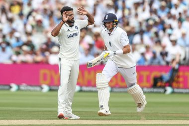 İngiltere 'den Joe Root, 3. Rothesay Test Maçı sırasında Hindistan' dan Muhammed Siraj 'dan iki koşu yaptı. 4. İngiltere - Hindistan - Lords, Londra, İngiltere, 13 Temmuz 2025