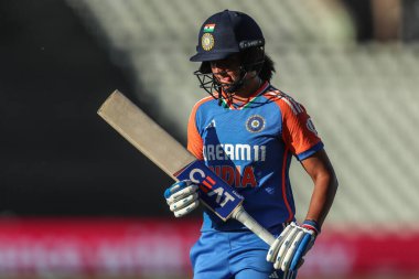 Hindistan 'dan Harmanpreet Kaur, İngiltere' den Charlie Dean tarafından oynanan 5. Vitality IT20 İngiltere Kadınlar Hindistan 'a karşı Edgbaston, Birmingham, Birleşik Krallık' ta 12 Temmuz 2025 'te oynanan davada elendikten sonra oyun alanından ayrıldı.