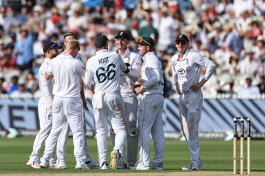 İngiltere 'den Jamie Smith, Hindistan' dan Ravindra Jadeja 'nın 3. Rothesay Test Maçı' nda takım arkadaşlarıyla Hindistan 'a karşı Lords, Londra, İngiltere' de 12 Temmuz 2025 'te karşılaşmasını kutluyor.