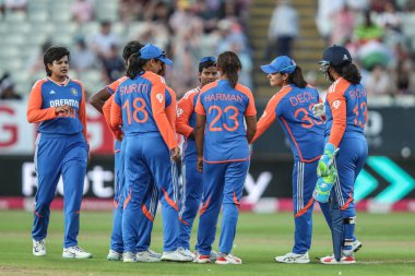 Hindistan 'dan Radha Yadav, İngiltere' den Sophia Dunkley 'nin kalesini kutluyor. 5. Vitality IT20 İngiltere Kadınlar Hindistan' a Karşı Edgbaston, Birmingham, İngiltere 'de Kadınlar, 12 Temmuz 2025