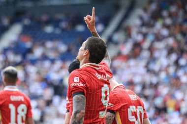 Liverpool 'dan Darwin Nez, 13 Temmuz 2025' te İngiltere 'nin Deepdale kentinde oynanan Preston North End-Liverpool maçında Diogo Jota kutlamasını 2-0 yaparak kutluyor.