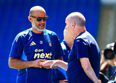 Nuno Esprito Santo Nottingham Orman Müdürü ve Paul Cook Chesterfield dostluk maçı öncesinde Chesterfield Nottingham Ormanı 'na karşı SMH Group Stadiumact Stadyumu, Chesterfield, 12 Temmuz 2025