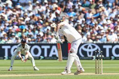 İngiltere 'den Zak Crawley, Hindistan' dan Muhammed Siraj 'ın 3. Rothesay Test Maçı 4. İngiltere - Hindistan maçında LBW olmadan rampasını vurmak için koştuğunu gördü.