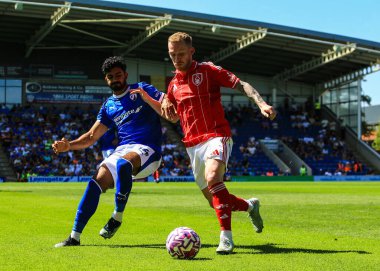 Nottingham Ormanı 'ndan Lewis O' Brien 12 Temmuz 2025 'te İngiltere' nin Chesterfield şehrindeki SMH Group Stadiumact Stadyumu 'nda oynanan Chesterfield-Nottingham Forest maçında top için mücadele etti.