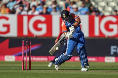 Hindistan 'dan Şafali Verma, İngiltere' nin 5. Vitality 'si sırasında dört kez topa vuruyor. Kadınlar, Hindistan' a karşı Edgbaston, Birmingham, Birleşik Krallık, 12 Temmuz 2025