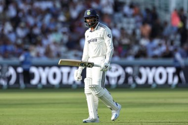 Hindistan 'dan Jasprit Bumrah, 3. Rothesay Test Maçı sırasında Lords, Londra, Birleşik Krallık, 12 Temmuz 2025' te Hindistan 'a karşı İngiltere maçında görevden alındıktan sonra oyun alanından ayrıldı.