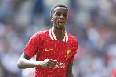 Liverpool 'dan Trey Nyoni, 13 Temmuz 2025 Deepdale, Preston, İngiltere' de Preston North End Liverpool 'a karşı oynanan ön sezon dostluk maçı sırasında