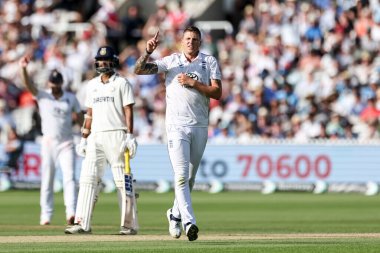 İngiltere 'den Brydon Carse, 3. Rothesay Test Maçı' nda Hindistan 'ın Akash Deep kalesini kutluyor. 3.