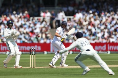 İngiltere 'den Joe Root, 3. Rothesay Test Maçı' nda Hindistan 'dan Karun Nair' e doğru topu atıyor. 4. İngiltere - Hindistan - Lords, Londra, İngiltere, 13 Temmuz 2025