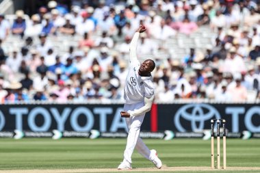 İngiltere 'den Jofra Archer topu 3. Rothesay Test Maçı' nda veriyor. 3. İngiltere - Hindistan - Lords, Londra, İngiltere, 12 Temmuz 2025