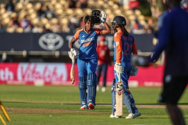 Hindistan 'dan Radha Yadav ve Hindistan' dan Arundhati Reddy 5. Vitality sırasında İngiltere 'den IT20 Women vs India Women Edgbaston, Birmingham, Birleşik Krallık' ta 12 Temmuz 2025