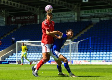 Nottingham Ormanı 'ndan David Carmo, 12 Temmuz 2025' te İngiltere 'nin Chesterfield kentindeki SMH Group Stadiumact Stadyumu' nda oynanan Chesterfield-Nottingham Forest maçında topu açık farkla önde götürüyor.