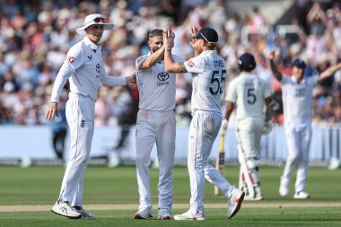 İngiltere 'den Chris Woakes, 3. Rothesay Test Maçı' nda Hintli Jasprit Bumrah 'ın kale atışını kutluyor. 3. Hindistan - Lords, Londra, İngiltere, 12 Temmuz 2025