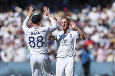 İngiltere kaptanı Ben Stokes, Hindistan 'dan Nitish Kumar Reddy ile İngiltere' den Harry Brook 'un 3. Rothesay Test Maçı' nda 3.