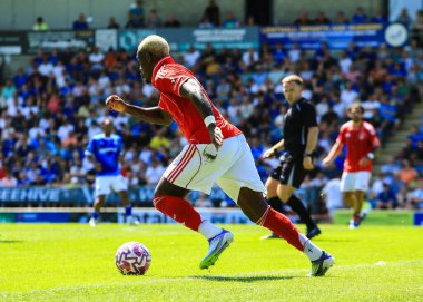 Nottingham Ormanı 'ndan Callum Hudson-Odoi, 12 Temmuz 2025' de İngiltere 'nin Chesterfield şehrindeki SMH Group Stadiumact Stadyumu' nda oynanan sezon öncesi Nottingham Ormanı maçında topu aldı.