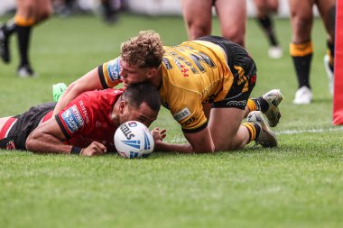 Salford Red Devils takımının Esan Marsters 'ı, Salford Community Stadyumu, Eccles, Birleşik Krallık' ta oynanan 18. Salford Red Devils - Castleford Tigers maçında bir deneme için sahaya çıkıyor.