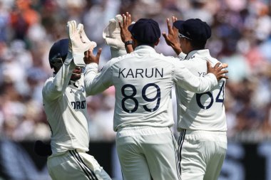 Hindistan 'dan Yashasvi Jaiswal, İngiltere' den Zak Crawley 'in 3. Rothesay Test Maçı' nda Hindistan 'a karşı Hindistan Lords, Londra, İngiltere' de 13 Temmuz 2025 'te yakalanmasını kutluyor.