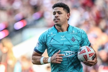 Huddersfield Giants takımından Jacob Gagai, Betfred Süper Lig ön eleme maçında Wigan Warriors 'a karşı Huddersfield Giants maçı sırasında 11 Temmuz 2025' de Wigan, Wigan 'daki Brick Community Stadyumu' nda ısındı.