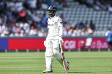 Hindistan 'dan Nitish Kumar Reddy, 3. Rothesay Test Maçı sırasında Lords, Londra, Birleşik Krallık, 12 Temmuz 2025' te Hindistan 'a karşı İngiltere maçında görevden alındıktan sonra oyun alanından ayrıldı.