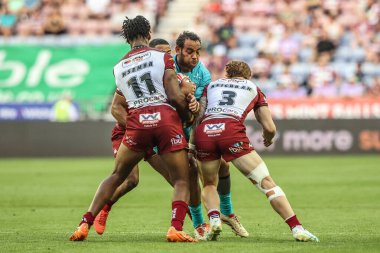 Huddersfield Giants 'tan Leroy Cudjoe, Wigan Warriors' tan Junior Nsemba ve Wigan Warriors 'tan Adam Keighran tarafından oynanan Betfred Süper Lig 18. Raundda Wigan Warriors' a karşı Huddersfield Giants maçında yenildi.