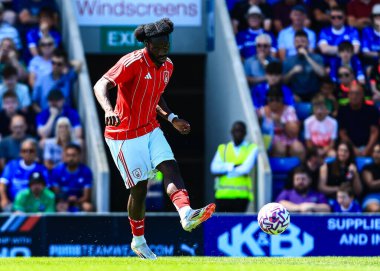 Nottingham Ormanı 'ndan Omar Richards, 12 Temmuz 2025' te İngiltere 'nin Chesterfield şehrindeki SMH Group Stadiumact Stadyumu' nda oynanan Chesterfield-Nottingham Forest maçında pas attı.