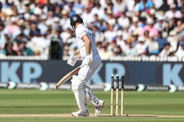 İngiltere 'den Chris Woakes, Hindistan' dan Jasprit Bumrah tarafından 3. Rothesay Test Maçı 'nda 4. Hindistan' a karşı Lords, Londra, Birleşik Krallık 'ta 13 Temmuz 2025' te oynanan karşılaşmada şaşkına döndü.