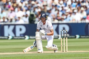 İngiltere kaptanı Ben Stokes, 3. Rothesay Test Maçı sırasında Hindistan 'ın Akash Deep bölgesindeki bir fedaiden kurtulduktan sonra 4.