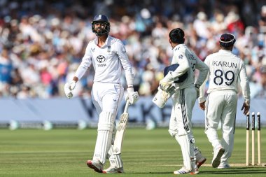 İngiltere 'den Shoaib Bashir görevden alındıktan sonra oyun alanından ayrıldı ve İngiltere, Lords, Londra, İngiltere, 13 Temmuz 2025' te oynanan 3. Rothesay Test Maçı 4.