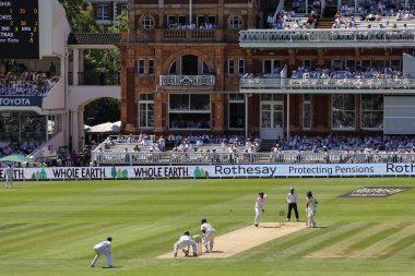 İngiltere 'den Shoaib Bashir, 3. Rothesay Test Maçı' nda topu Hindistan 'dan Rishabh Pant' a veriyor. 3.