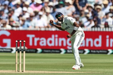 Hindistan 'dan Jasprit Bumrah topu 3. Rothesay Test Maçı' nda Hindistan 'a karşı Lords, Londra, İngiltere' de oynanan 4.