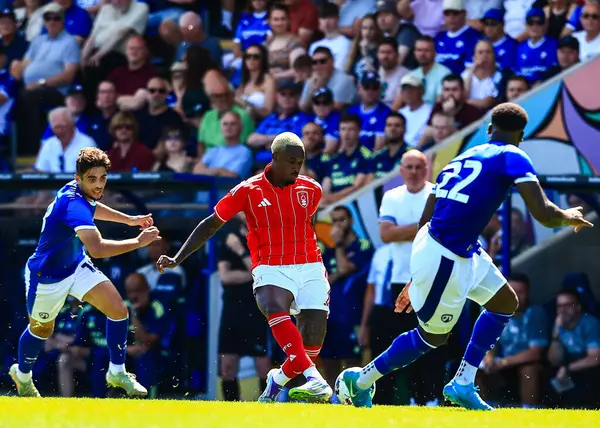 Nottingham Ormanı 'ndan Callum Hudson-Odoi, 12 Temmuz 2025' te İngiltere 'nin Chesterfield kenti SMH Group Stadiumact Stadyumu' nda oynanan sezon öncesi dostluk maçı sırasında topu atıyor.
