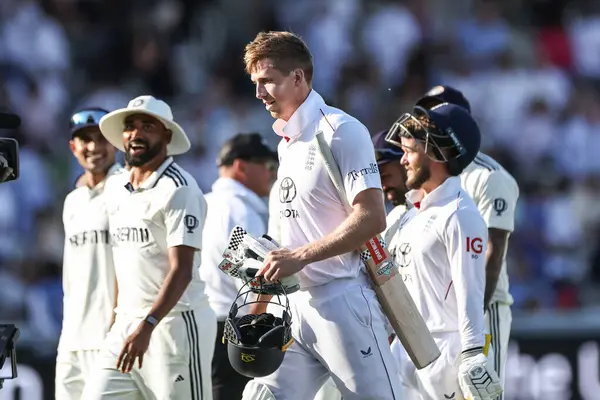 İngiltere 'den Zak Crawley, İngiltere' nin üçüncü Rothesay Test Maçı 'nda İngiltere' nin Hindistan 'a karşı 3. gününde 12 Temmuz 2025' te Londra, İngiltere 'nin ikinci vuruşunda tek bir vuruşluk vuruşla kökten geri çekiliyor.