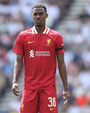 Liverpool 'dan Ryan Gravenberch, 13 Temmuz 2025 Deepdale, Preston, İngiltere' de Preston North End Liverpool 'a karşı oynanan ön sezon dostluk maçı sırasında