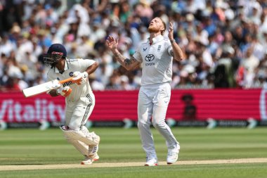 İngiltere kaptanı Ben Stokes, 3. Rothesay Test Maçı 'nda topu teslim ettikten sonra tepki gösterdi. 5. İngiltere - Hindistan - Lords, Londra, İngiltere, 14 Temmuz 2025
