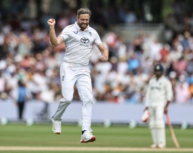 İngiltere 'den Chris Woakes, Hindistan' dan Nitish Kumar Reddy 'nin kalesini 3. Rothesay Test Maçı' nda kutluyor. 5. Hindistan - Lords, Londra, Birleşik Krallık, 14 Temmuz 2025