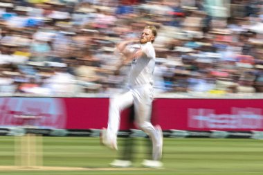 İngiltere kaptanı Ben Stokes topu 3. Rothesay Test Maçı 'nda veriyor. 5. İngiltere - Hindistan - Lords, Londra, İngiltere, 14 Temmuz 2025