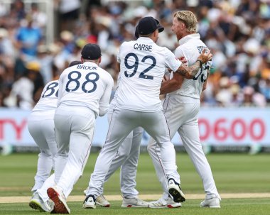 İngiltere kaptanı Ben Stokes, Hindistan 'ın KL Rahul kalesini 3. Rothesay Test Maçı' nda takım arkadaşlarıyla kutluyor. 5.