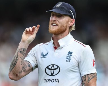 İngiltere kaptanı Ben Stokes, 3. Rothesay Test Maçı 'nda İngiltere balkonuna işaret veriyor. 5. İngiltere - Hindistan - Lords, Londra, Birleşik Krallık, 14 Temmuz 2025