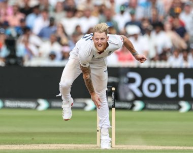 İngiltere kaptanı Ben Stokes topu 3. Rothesay Test Maçı 'nda veriyor. 5. İngiltere - Hindistan - Lords, Londra, İngiltere, 14 Temmuz 2025