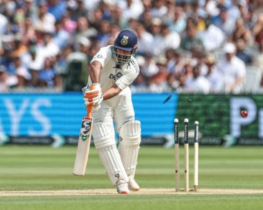 Hindistan 'dan Rishabh Pant, 3. Rothesay Test Maçı' nda İngiltere 'nin Hindistan' a karşı Lords, Londra, İngiltere 'de 14 Temmuz 2025' te oynanan karşılaşmasında İngiltere 'den Jofra Archer tarafından hayrete düşürüldü.
