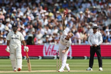 İngiltere kaptanı Ben Stokes topu 3. Rothesay Test Maçı 'nda veriyor. 5. İngiltere - Hindistan - Lords, Londra, İngiltere, 14 Temmuz 2025