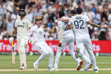 İngiltere 'den Jofra Archer, 3. Rothesay Test Maçı' nda Washington Sundarket kalesini kutluyor. 5.