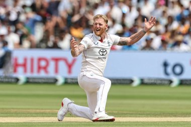 İngiltere kaptanı Ben Stokes, 3. Rothesay Test Maçı 'nda İngiltere' nin 5. Hindistan 'a karşı Lords, Londra, İngiltere' de 14 Temmuz 2025 'te verdiği temyiz sonrasında DRS tarafından verilen Hintli KL Rahul' un kalesine itiraz ediyor.