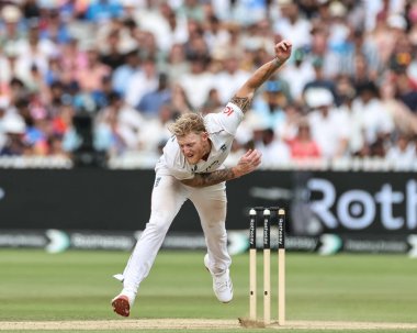 İngiltere kaptanı Ben Stokes topu 3. Rothesay Test Maçı 'nda veriyor. 5. İngiltere - Hindistan - Lords, Londra, İngiltere, 14 Temmuz 2025