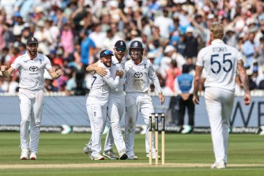 İngiltere 'den Sam Cook, 3. Rothesay Test Maçı' nda Hintli Jasprit Bumrah 'ın kalesini kutluyor. 5. Hindistan - Lords, Londra, İngiltere, 14 Temmuz 2025