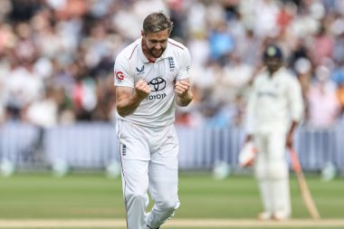 İngiltere 'den Chris Woakes, Hindistan' dan Nitish Kumar Reddy 'nin kalesini 3. Rothesay Test Maçı' nda kutluyor. 5. Hindistan - Lords, Londra, Birleşik Krallık, 14 Temmuz 2025