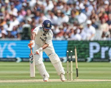 Hindistan 'dan Rishabh Pant, 3. Rothesay Test Maçı' nda İngiltere 'nin Hindistan' a karşı Lords, Londra, İngiltere 'de 14 Temmuz 2025' te oynanan karşılaşmasında İngiltere 'den Jofra Archer tarafından hayrete düşürüldü.