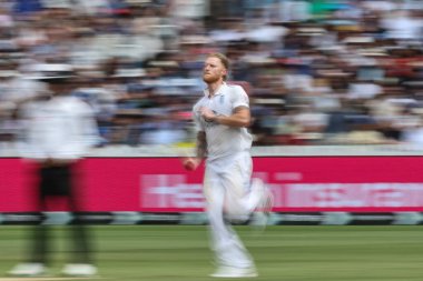 İngiltere kaptanı Ben Stokes topu 3. Rothesay Test Maçı 'nda veriyor. 5. İngiltere - Hindistan - Lords, Londra, İngiltere, 14 Temmuz 2025